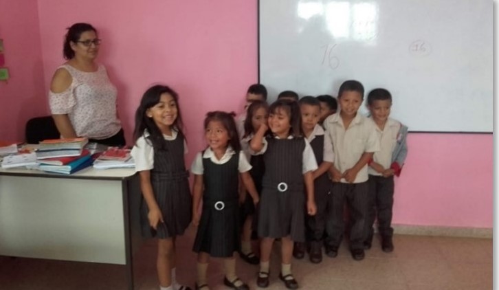 Enfants et équipe de l’école maternelle San José