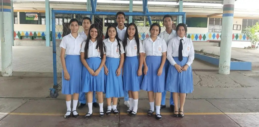 Photographie représentant les boursiers de l'Institut Maria Goretti en 2019. Ces bourses financées par Honduras Fraternité vise à encourager l'éducation au Honduras.