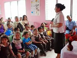 Photographie d'une sœur de la Providence donnant un cours dans une école des sœurs de la Providence que soutient Honduras Fraternité afin d'encourager l'éducation au Honduras.