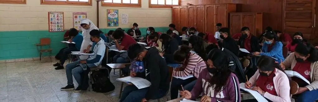 Cette photographie illustre l'un des projets à impact mené par Honduras Fraternité en 2023 et 2024 : financer des tableaux de la nouvelle école d'Ojojona tenue par les sœurs de Marie Auxiliatrice, et financer de nombreuses bourses de 100€ pour subvenir aux frais de cantine et de fournitures d'élèves de cette école.