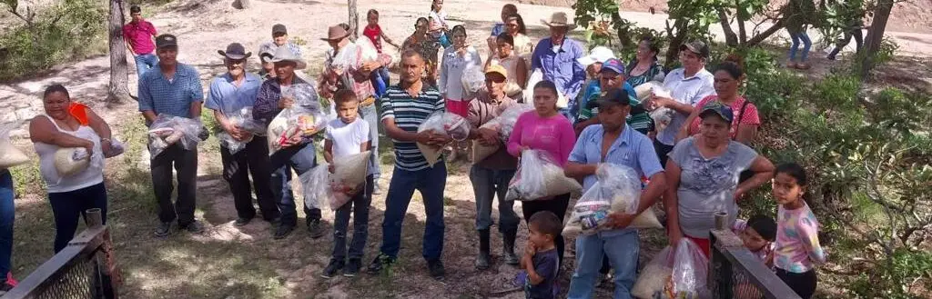 Cette photographie illustre l'un des projets à impact mené par Honduras Fraternité en 2023: financer une vingtaine de paniers contenant des produits de première nécessité pour des seniors d'Ojojona aux revenus modestes.