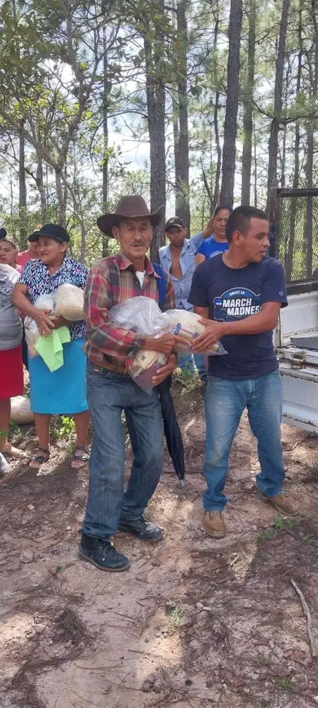 Cette photo d'un bénéficiaire d'un programme alimentaire financé par l'association Honduras Fraternité illustre la mission de l'association au Honduras.